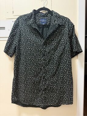 American Eagle Outfitters Black Short-Sleeve Button-Up with White Abstract Print